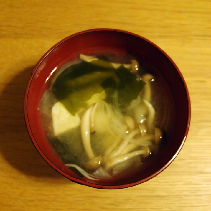 豆腐とわかめとしめじと玉ねぎのお味噌汁